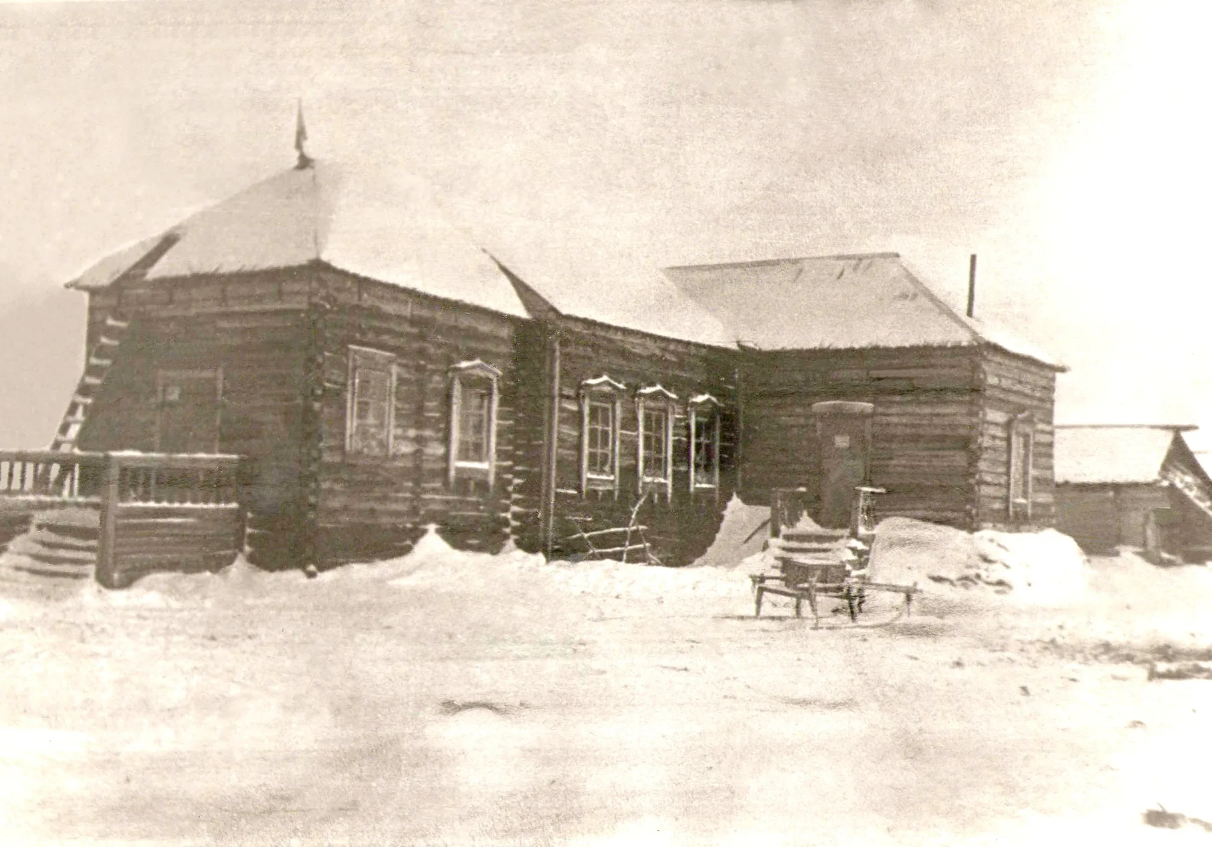 Бывшая церковь св. Василия Великого в Ессее (построена в 1852 г.). В 1933 году в ней была открыта первая школа. Фото 1950 г. Из архива журнала "Полярная звезда"